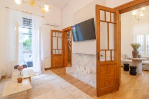 Majestic Villa overlooking Acropolis with Hot Tub