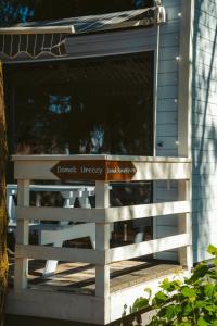 Wiejskie Swawole-domki w lesie na wsi