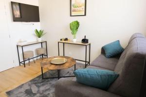 Appartements G2 Joli 2 pieces calme RDC cote jardin centre Angouleme : photos des chambres