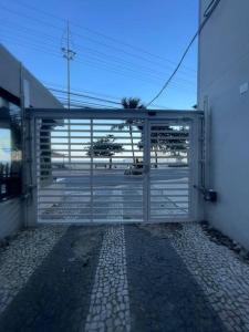Prédio de frente para o mar garagem pé na areia