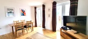 Spacious 4 Bedroom House, Old Town - Wroughton