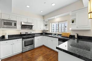 Charming 2BR2BA Home Near Downtown LA And Walkable Amenities