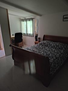 Chalet en bois dans la forĂȘt