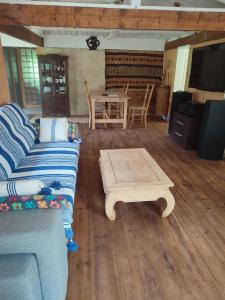 Chalet en bois dans la forĂȘt