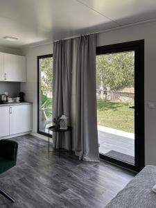 TINY HOUSE mezi sklepy