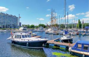 2 Bedroom Cozy Apartment In Oostende