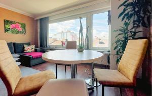 2 Bedroom Cozy Apartment In Oostende