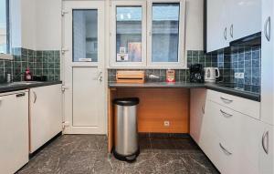 2 Bedroom Cozy Apartment In Oostende