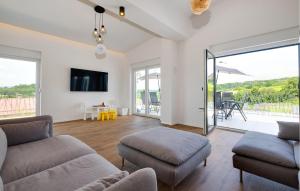 3 Bedroom Gorgeous Home In Dvorisce 