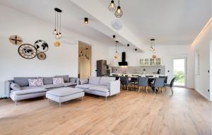3 Bedroom Gorgeous Home In Dvorisce 