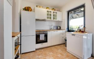 2 Bedroom Awesome Home In Donji Zvecaj