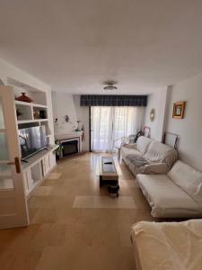 Beautiful 2 beds-near coast with pool & balcony
