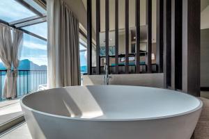 Large Double Room with Balcony and Lake View