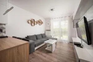 Metro Bemowo Apartment with Garden - Bornerowo