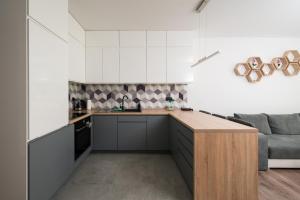 Metro Bemowo Apartment with Garden by BookingHost