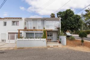 Carcavelos Sunny Retreat by LovelyStay