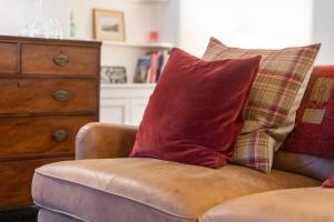 Beautiful chocolate box thatched cottage in heart of Lustleigh, 1 min walk to pub, tearoom & shop