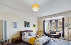 Ocean view double with ensuite, with access to private garden and bike store - Margate