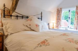Beautiful chocolate box thatched cottage in heart of Lustleigh, 1 min walk to pub, tearoom & shop