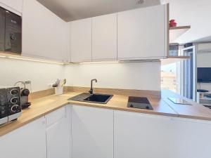 Nestor&Jeeves - GIOFFREDO BELLO - central - near beach