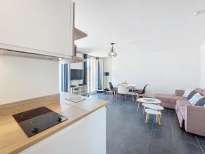 Nestor&Jeeves - GIOFFREDO BELLO - central - near beach