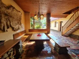 Rustikálny vinohradnícky dom s kaďou - Podhradie