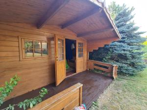 Rustikálny vinohradnícky dom s kaďou