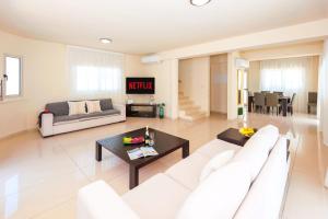 Villa Aurora - 100m from Pernera Beach