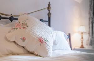 Beautiful chocolate box thatched cottage in heart of Lustleigh, 1 min walk to pub, tearoom & shop