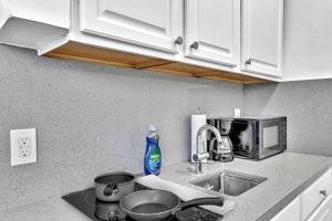 Beachfront & Pool Near Marriott Hollywood Beach