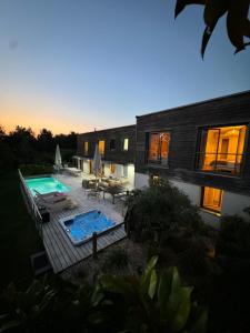 Villas Villa d'exception M54 Vouvray a 2H au sud de Paris proche Amboise Chenonceau Chambord : Villa