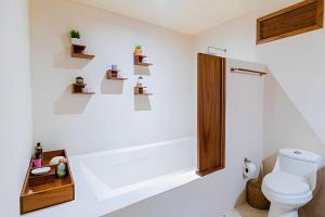 Casita de Diseño con, tina de baño, AA y TV