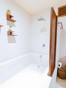 Casita de Diseño con, tina de baño, AA y TV