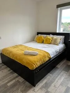 Shakespeare House 5 bedroom 7 beds stay up to 12 people - Normanton