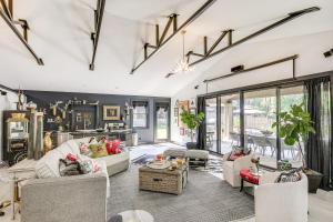 Lake Murray Studio with Pool and Hot Tub in Prosperity