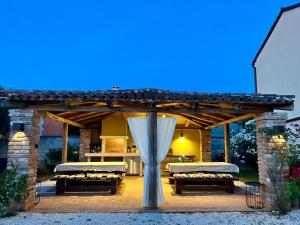 KORONSOVAC House with 4 Apartments