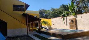 Casa em condominio com piscina proximo a praia