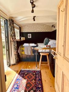 The Field Room - Hut on The Lizard