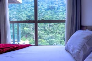 FLAT VPM - Cozinha, Varanda, Ar Cond, Estacionamento, Cama Queen, Vista Incrível, 400mb Wi-fi, TV Smart, Serviços de Streaming, Ducha Forte, Próximo a Barra da Tijuca e Recreio, 10min de carro da Praia