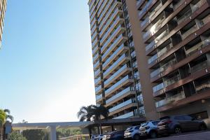 FLAT VPM - Cozinha, Varanda, Ar Cond, Estacionamento, Cama Queen, Vista Incrível, 400mb Wi-fi, TV Smart, Serviços de Streaming, Ducha Forte, Próximo a Barra da Tijuca e Recreio, 10min de carro da Praia