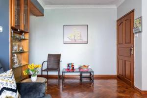 Luxurious suite with king bed n pool