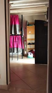 Cama individual en dormitorio mixto