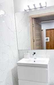 A2 - Prince Room - Warsaw City Haven - Shared Bathrooms - Self check-in