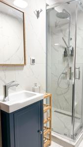 A2 - Prince Room - Warsaw City Haven - Shared Bathrooms - Self check-in