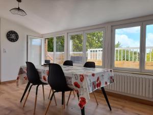 Appartements Logement lumineux avec terrasse : photos des chambres