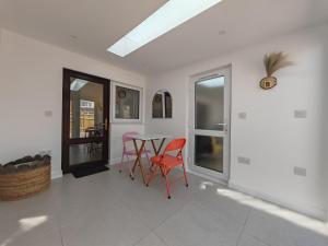 Gated 2 Guests Private House Free Parking