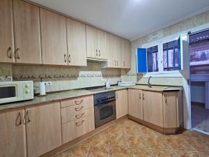 Casita azul muy cerca del mar