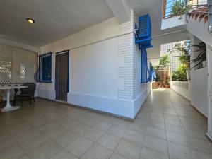 Casita azul muy cerca del mar