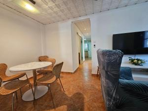 Casita azul muy cerca del mar