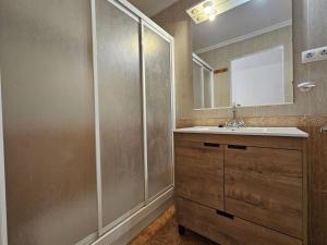 Casita azul muy cerca del mar